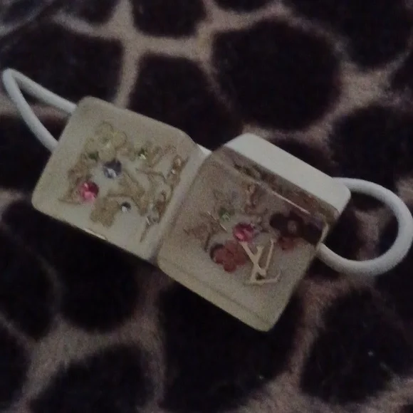 Authentic Louis Vuitton cube elastic hair tie white resin Authentic* Louis Vuitton Cube Elastic Hair Tie White Resin main image 2